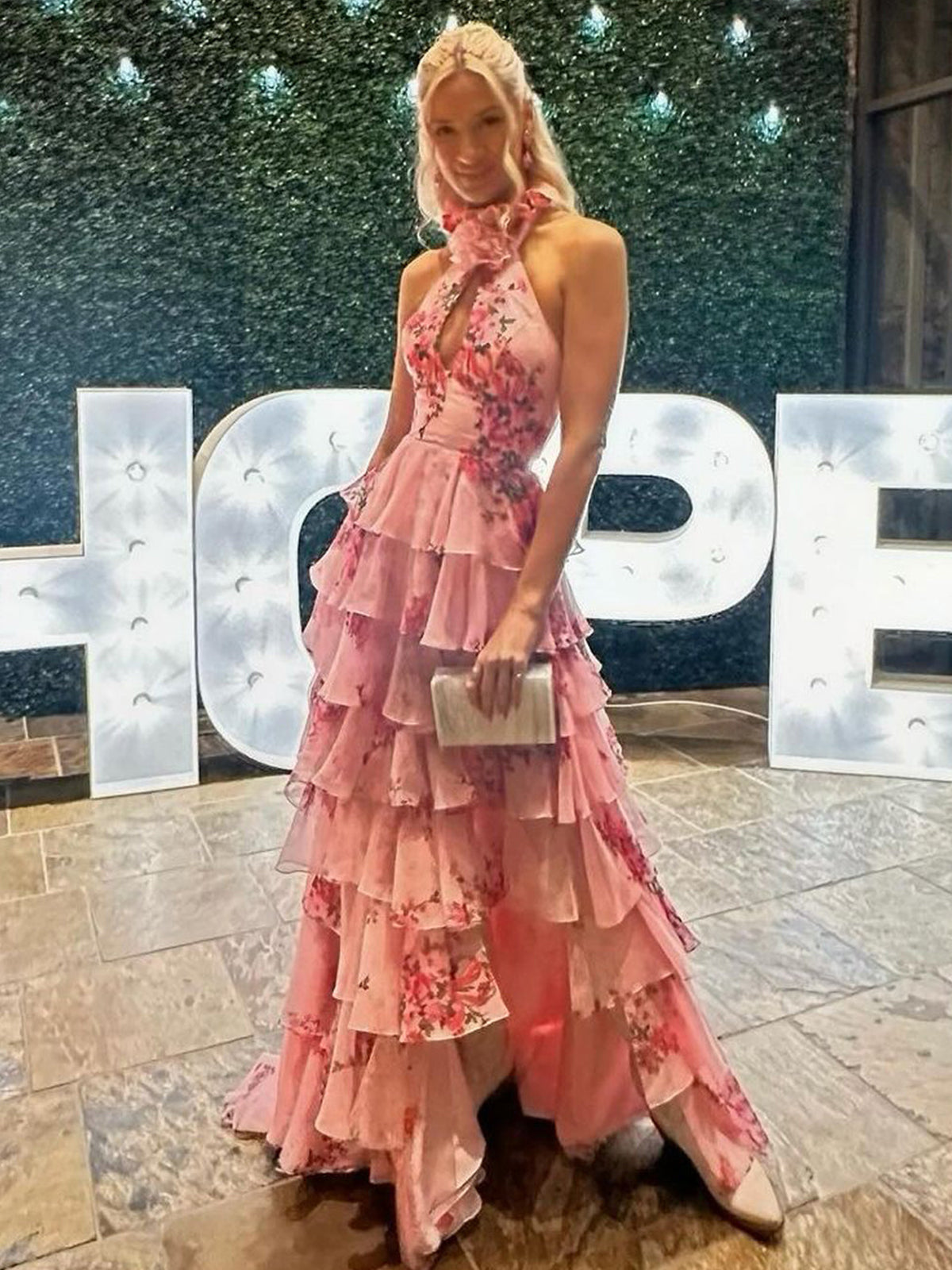 Melinda | Vestido largo de fiesta rosa de corte A, de gasa floral con volantes