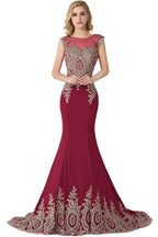 Vestido de noche de gasa con apliques de sirena y cola de corte