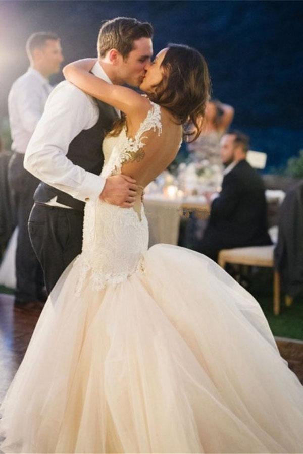 Vestido de novia de tul color marfil con escote barco y cola de sirena WD156 
