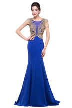Robe de soirée bleue longue à col sirène avec appliques