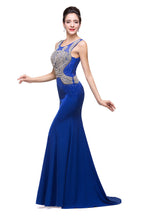 Robe de soirée bleue longue à col sirène avec appliques