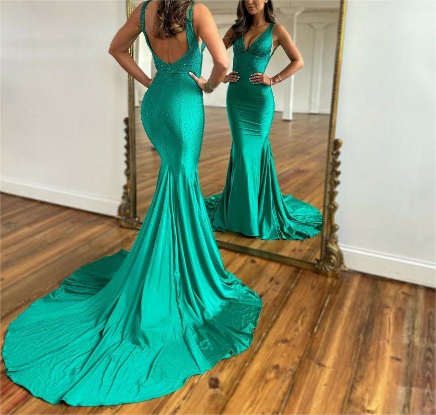 Vestido largo de fiesta de satén con escote en V profundo estilo sirena y cuentas