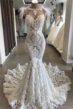 Robe de mariée sirène en dentelle et cristaux avec collier et plumes