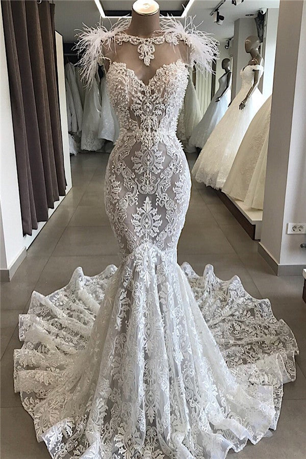 Robe de mariée sirène en dentelle et cristaux avec collier et plumes