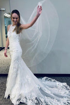 Vestido de novia de encaje estilo sirena con cola semicatedral y espalda deportiva WD492