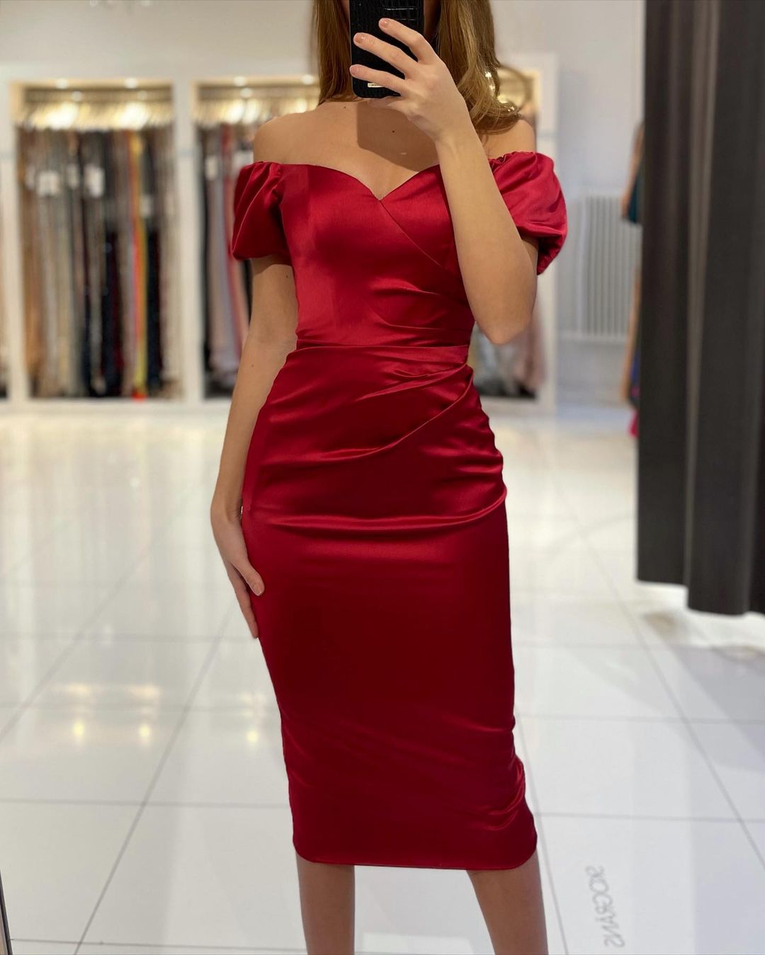 Robes de bal courtes sirène en satin à épaules dénudées et manches