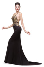 Robe de soirée noire sirène à bretelles spaghetti et longueur fleurie ornée de perles