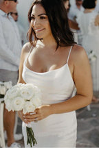 Robe de mariée blanche sirène à bretelles spaghetti, dos nu et traîne courte WD450
