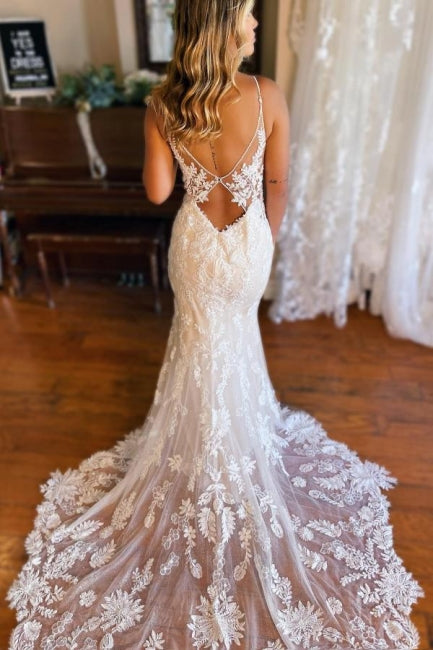 Robe de mariée sirène à fines bretelles, décolleté en V et dos nu en dentelle
