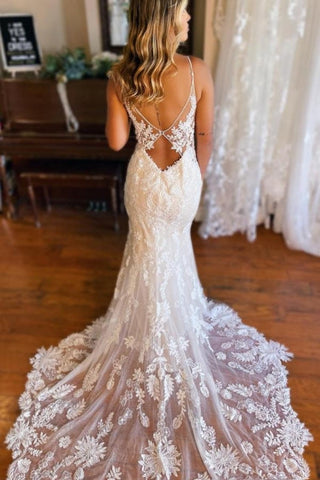 Vestidos de novia de encaje con tirantes finos, escote en V y espalda descubierta estilo sirena