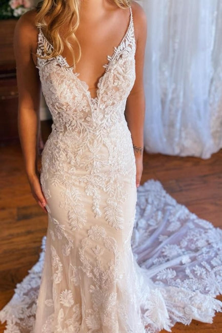Robe de mariée sirène à fines bretelles, décolleté en V et dos nu en dentelle