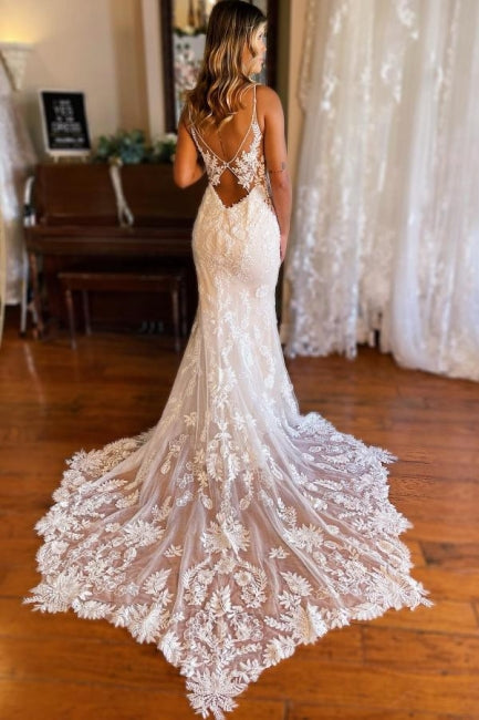 Robe de mariée sirène à fines bretelles, décolleté en V et dos nu en dentelle