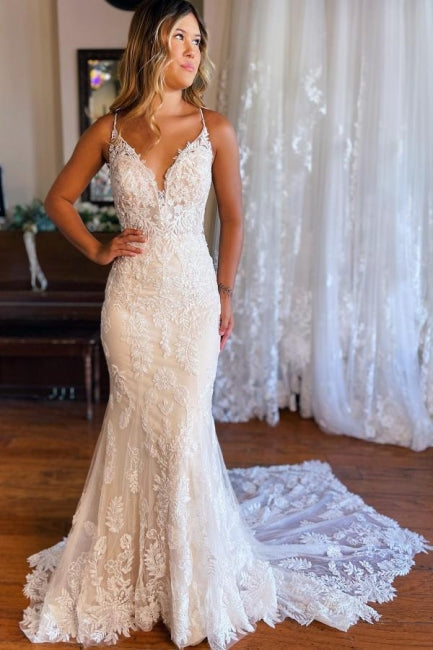 Robe de mariée sirène à fines bretelles, décolleté en V et dos nu en dentelle