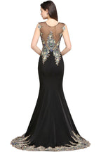 Robe de soirée noire sans manches à traîne sirène ornée d'appliqués