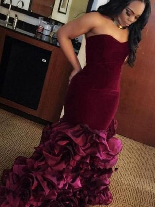 Robe de bal sirène en velours sans manches à volants et décolleté cœur