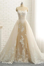 Robe de mariée sirène/trompette en dentelle, tulle et satin, bretelles classiques, transparente, col rond et traîne chapelle, bretelles régulières. 
