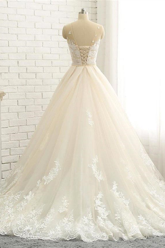 Robe de mariée sirène/trompette en dentelle, tulle et satin, bretelles classiques, transparente, col rond et traîne chapelle, bretelles régulières. 