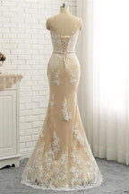 Robe de mariée sirène/trompette en dentelle, tulle et satin, bretelles classiques, transparente, col rond et traîne chapelle, bretelles régulières. 