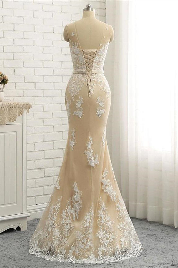 Robe de mariée sirène/trompette en dentelle, tulle et satin, bretelles classiques, transparente, col rond et traîne chapelle, bretelles régulières. 