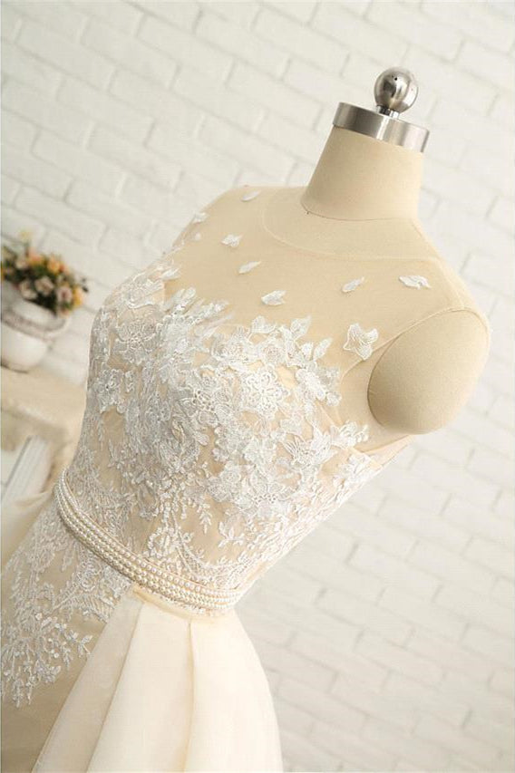 Robe de mariée sirène/trompette en dentelle, tulle et satin, bretelles classiques, transparente, col rond et traîne chapelle, bretelles régulières. 