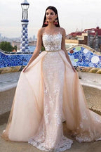 Robe de mariée sirène/trompette en dentelle, tulle et satin, bretelles classiques, transparente, col rond et traîne chapelle, bretelles régulières. 