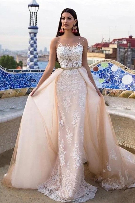 Robe de mariée sirène/trompette en dentelle, tulle et satin, bretelles classiques, transparente, col rond et traîne chapelle, bretelles régulières. 