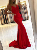 Robe de bal longue rouge sirène à col en V et dos nu en dentelle perlée