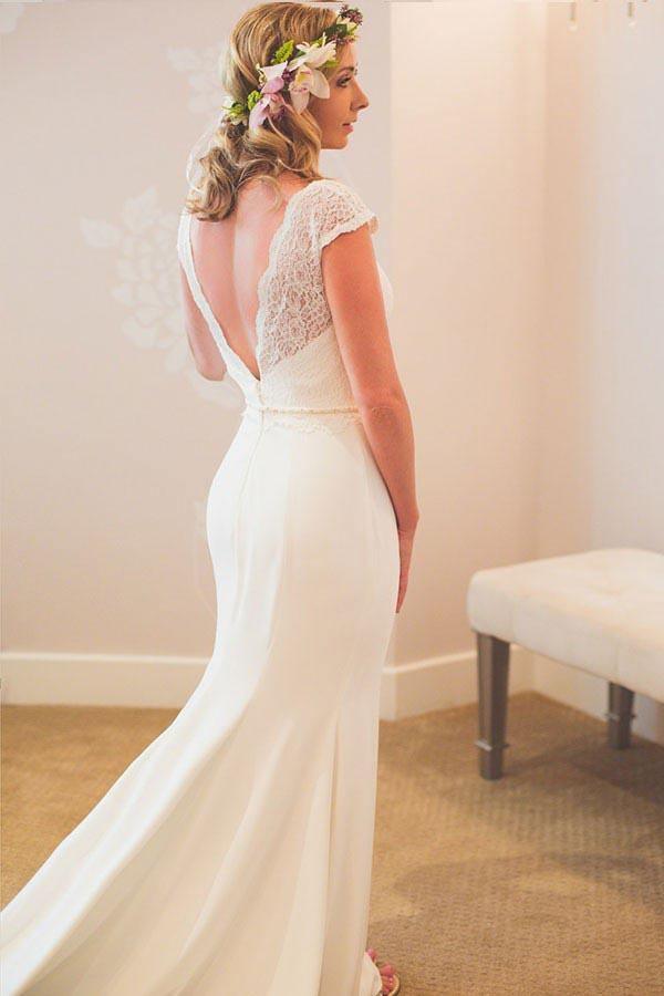 Vestido de novia de satén con escote sirena en V, cola de corte bajo y encaje WD279