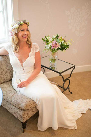 Vestido de novia de satén con escote sirena en V, cola de corte bajo y encaje WD279