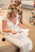 Vestido de novia de satén con escote sirena en V, cola de corte bajo y encaje WD279