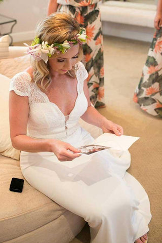 Vestido de novia de satén con escote sirena en V, cola de corte bajo y encaje WD279