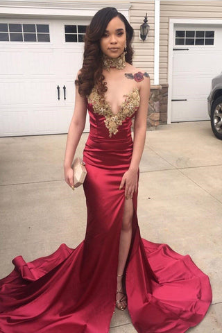 Vestido de fiesta de corte sirena con escote en V, abertura frontal y largo corte, de gasa con apliques.