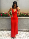 Vestido largo rojo de sirena con escote en V, sin mangas y abertura, ideal para fiestas de graduación.