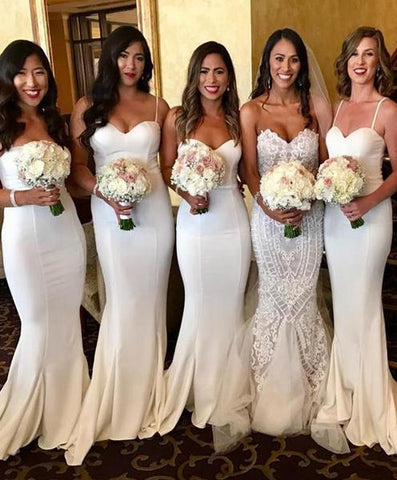 Vestidos de dama de honor blancos con tirantes finos y corte sirena y escote corazón