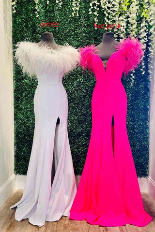 Vestido largo rojo de fiesta con escote en V pronunciado, hombros descubiertos y plumas