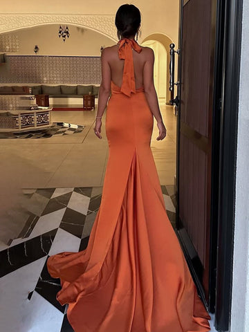 Merritt | Vestido de fiesta de sirena plisado de satén sin mangas con cuello halter y cola 