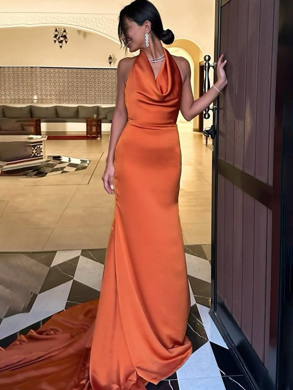 Merritt | Robe de bal sirène plissée en satin, dos nu, sans manches, avec traîne 