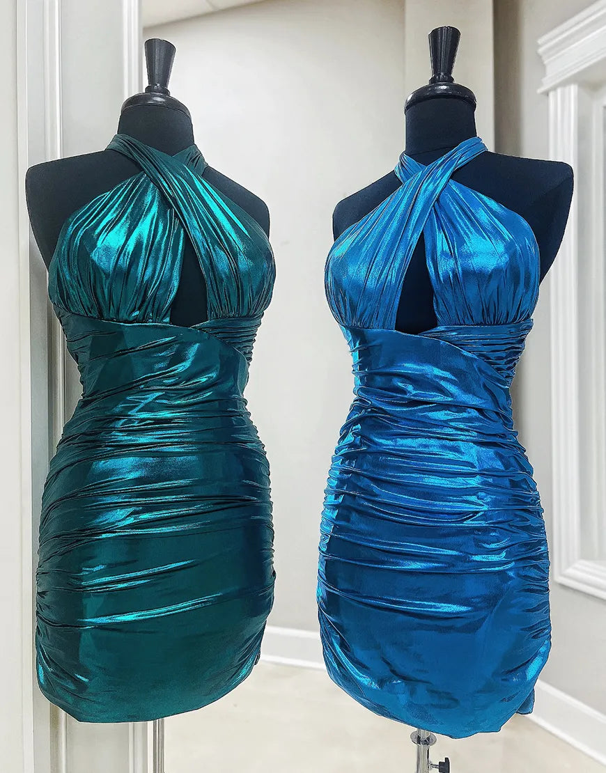Vestido ajustado de satén verde esmeralda metalizado con cuello halter para baile de bienvenida