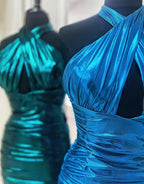Vestido ajustado de satén verde esmeralda metalizado con cuello halter para baile de bienvenida
