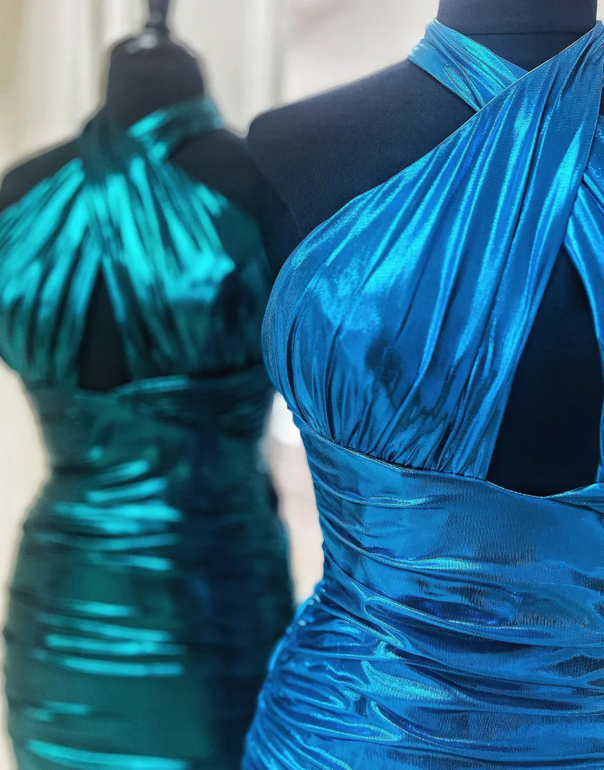 Vestido ajustado de satén verde esmeralda metalizado con cuello halter para baile de bienvenida