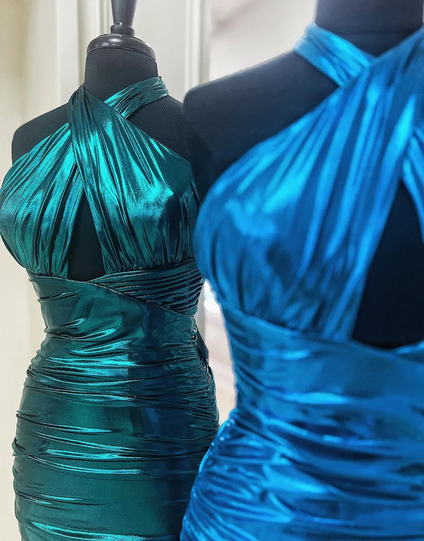 Vestido ajustado de satén verde esmeralda metalizado con cuello halter para baile de bienvenida