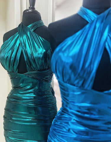Robe de bal moulante en satin vert émeraude métallisé à col halter