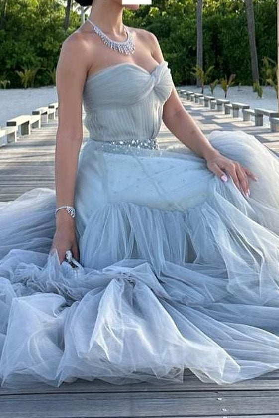 Mika | Robe de bal longue bustier en tulle, coupe trapèze, ornée de perles