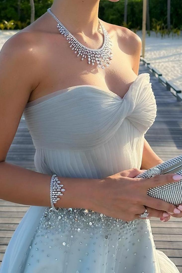 Mika | Robe de bal longue bustier en tulle, coupe trapèze, ornée de perles