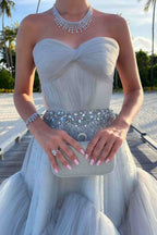 Mika | Robe de bal longue bustier en tulle, coupe trapèze, ornée de perles