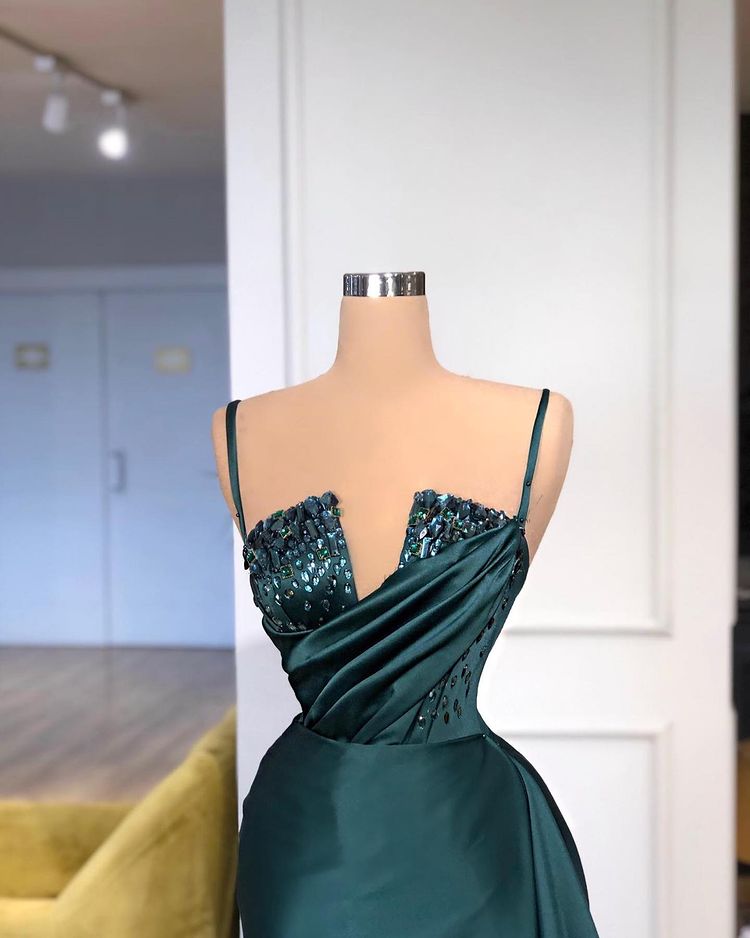 Robe de soirée sirène moderne en cristal avec traîne amovible et bretelles spaghetti