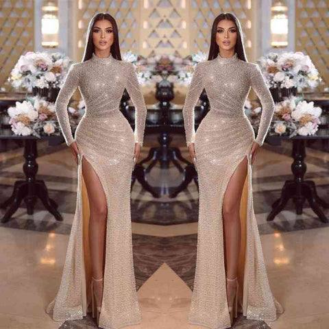 Robe de bal sirène moderne à sequins et fente, col montant et manches longues.