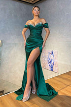 Robe de bal sirène moderne à fente haute, vert foncé pailleté et perles, épaules dénudées
