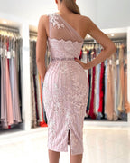 Robe de bal fourreau en dentelle moderne ornée de cristaux sur une épaule, en solde. Robe asymétrique en dentelle à une épaule.