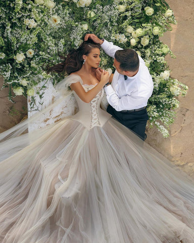 Vestido de novia moderno largo de corte A, sin mangas, con corsé de tul y hombros descubiertos